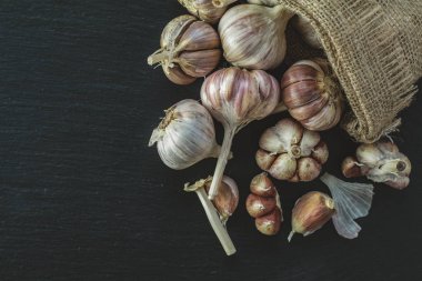 Kara taş yüzeyi, üstten görünüm, taze sarımsak kopyalama alanı
