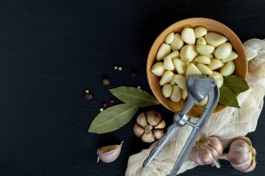 Bir siyah taş zemine en iyi ayarla diş taze sarımsak başları, vie