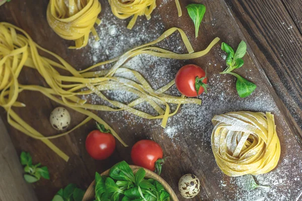 Nyers házi készítésű olasz tészta tipikus linguine tésztával — Stock Fotó