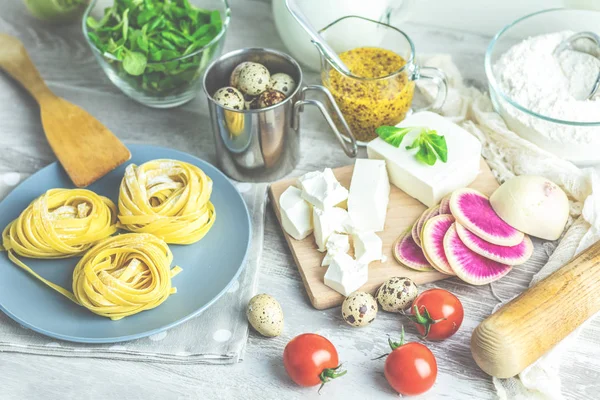 Nyers házi készítésű olasz tészta tipikus linguine tésztával lemez — Stock Fotó