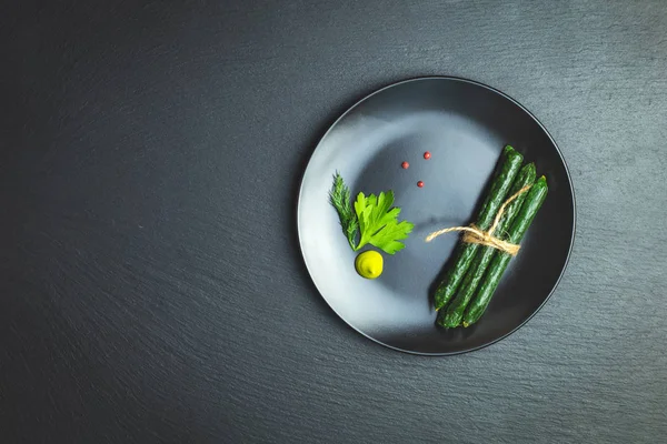 Kabanosy Würstchen Grün Mit Wasabi Aus Schweinefleisch Teller Auf Einer — Stockfoto