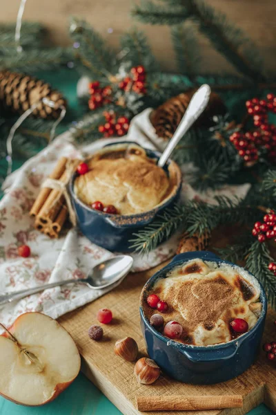 Noel ve yeni yıl kompozisyon tatlı lezzetli elma tatlısı, çam dalları, çatal bıçak takımı mavi turkuaz ahşap masa yüzeyi ile baharat, tatil arka plan, Noel tablo yer ayarını kopyalama.