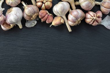 Bir siyah taş yüzey, en iyi görünüm, kopya alanı, metin için boş alan taze sarımsak.