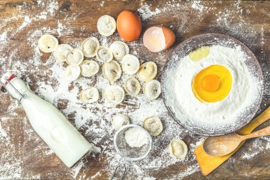Ham ev yapımı lezzetli geleneksel İtalyan Mantısı, köfte et ve koyu ahşap eski yüzeyi, üstten görünüm, set malzemeleri ile alanı Kopyala.