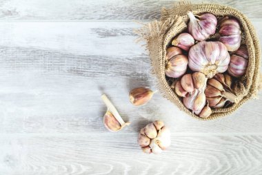 Bir ışık gri ahşap yüzey, üstten görünüm, kopya spac taze sarımsak