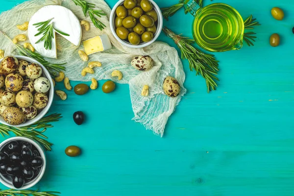 Комплект Сыра Камамбер Черные Зеленые Оливки Перепелиные Яйца Тарелках Оливковое — стоковое фото