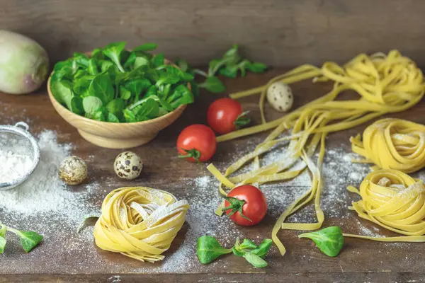 Nyers Házi Készítésű Olasz Tészta Tipikus Linguine Tésztával Fürjtojás Zöld — Stock Fotó