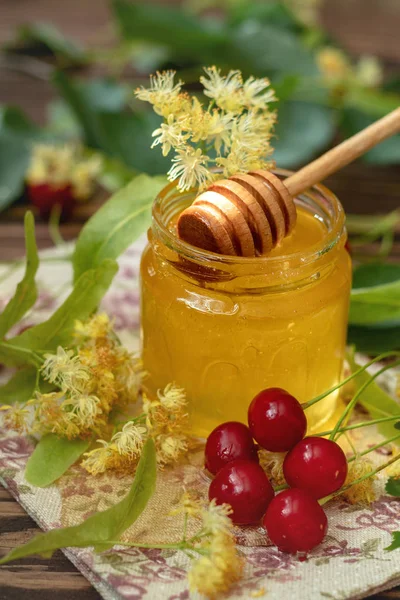 Offenes Glas Mit Flüssigem Honig Und Honiglöffel Lindenblütenstrauß Und Roter — Stockfoto