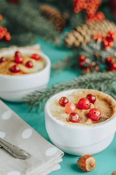 Noel ve yeni yıl kompozisyon tatlı lezzetli elma tatlısı, çam dalları, çatal bıçak takımı mavi turkuaz ahşap masa yüzeyi ile baharat, tatil arka plan, Noel tablo yer ayarını kopyalama.