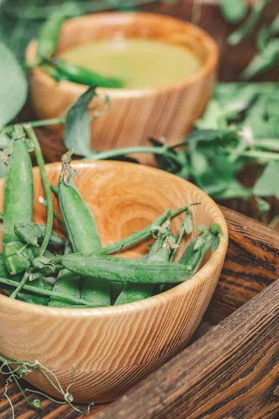 Peulen Van Doperwtjes Pea Een Donkere Houten Oppervlak Vintage Houten — Stockfoto