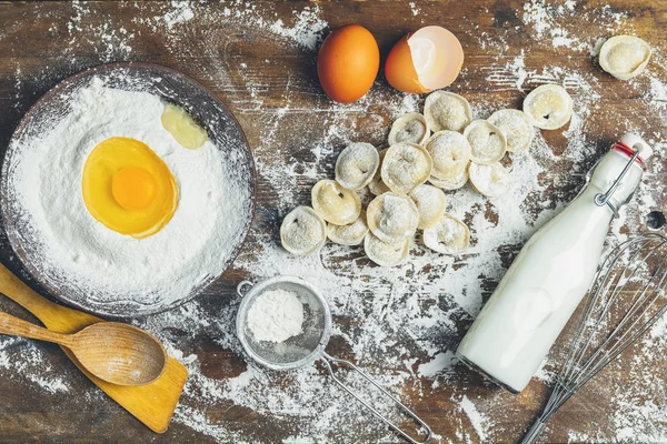 Raw Casero Delicioso Ravioli Italiano Tradicional Albóndigas Con Carne Superficie —  Fotos de Stock