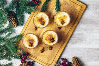 Tarçın ve Hindistan cevizi Noel ve kış için yumurta likörü tatil. Gözlük baharatlı RIM ile ev yapımı yumurta likörü. Üstten görünüm, kopya alanı.