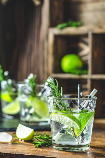 Cocktail Fresco Con Lime Ghiaccio Rosmarino Cocktail Mojito Una Buccia — Foto Stock