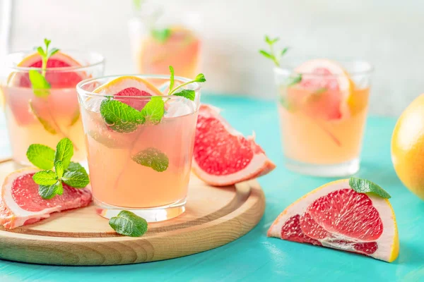 Cocktail Alcoólico Rosa Fresco Com Toranja Gelo Hortelã Copos Bebida — Fotografia de Stock