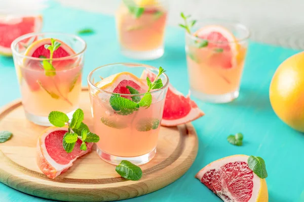 Fräsch Rosa Alkoholhaltiga Cocktail Med Grapefrukt Ice Och Mynta Drink — Stockfoto