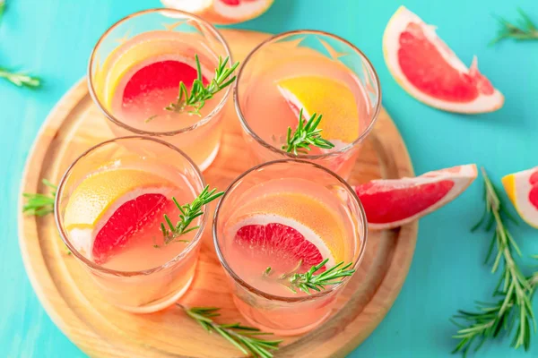 Friss Rózsaszín Alkoholos Koktél Grapefruit Jég Rozmaring Kék Türkiz Táblázat — Stock Fotó