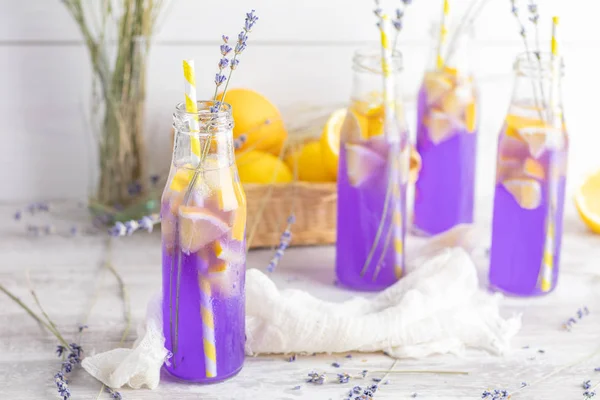 Frischer Veilchencocktail Mit Zitrone Eis Und Lavendel Trinkflaschen Glas Leichten — Stockfoto