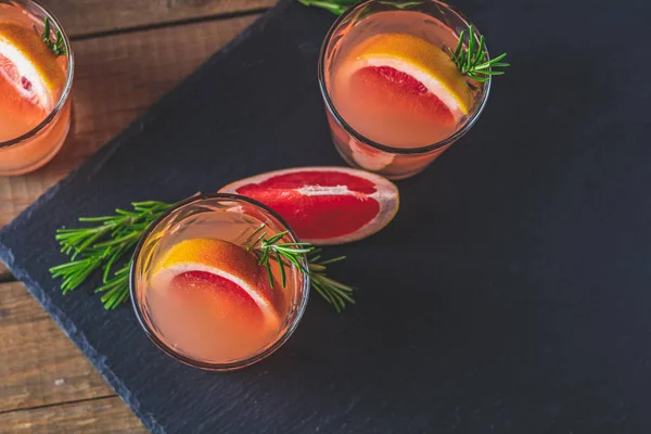 Cocktail Alcoólico Rosa Fresco Com Toranja Gelo Alecrim Copo Bebida — Fotografia de Stock