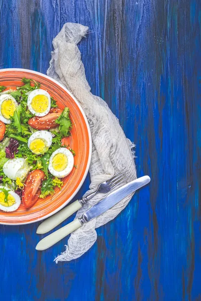 Verse Gezonde Salade Met Sla Eieren Tomaten Sesam Oranje Bord — Stockfoto