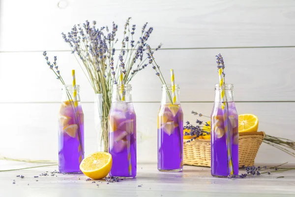 Cóctel Violeta Fresco Con Limón Hielo Lavanda Beber Botellas Vidrio —  Fotos de Stock