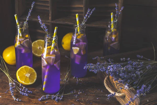 Verse Violet Cocktail Met Citroen Ijs Lavendel Drank Flessen Glas — Stockfoto