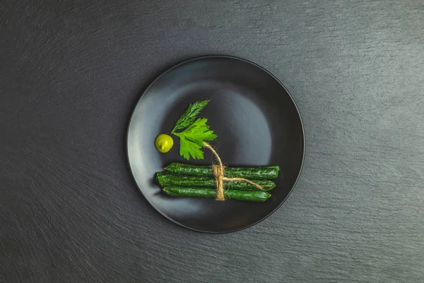 Kabanosy Würstchen Grün Mit Wasabi Aus Schweinefleisch Teller Auf Einer — Stockfoto