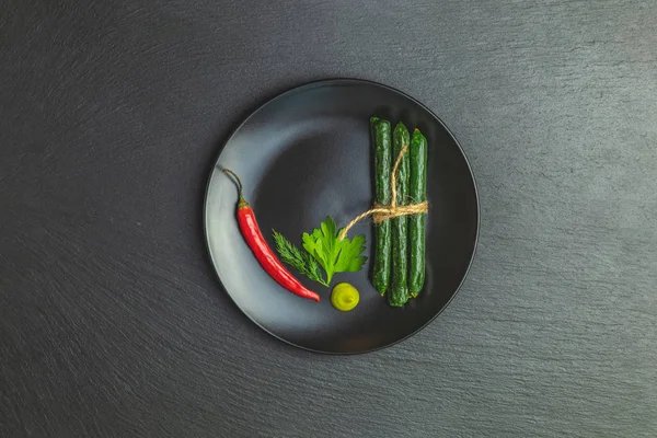 Kabanosy Würstchen Grün Mit Wasabi Aus Schweinefleisch Teller Auf Einer — Stockfoto