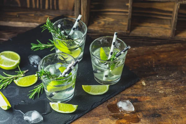 Frischer Cocktail Mit Limette Eis Und Rosmarin Mojito Cocktail Bohrer — Stockfoto