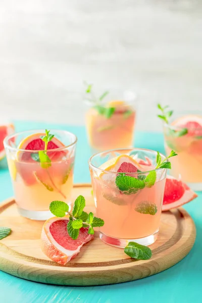Свіжий Рожевий Алкогольний Коктейль Грейпфрутом Льодом Ятою Пити Окуляри Інгредієнти — стокове фото