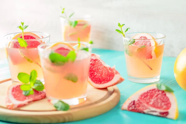 Friss Rózsaszín Alkoholos Koktél Grapefruit Menta Jég Pohár Ital Összetevők — Stock Fotó