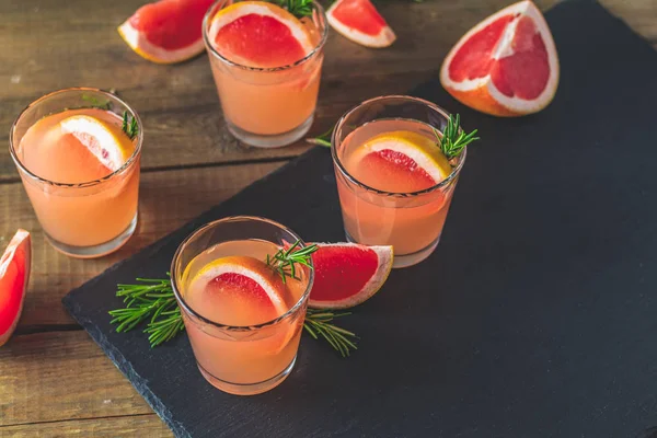 Fräsch Rosa Alkoholhaltiga Cocktail Med Grapefrukt Och Rosmarin Drink Glas — Stockfoto
