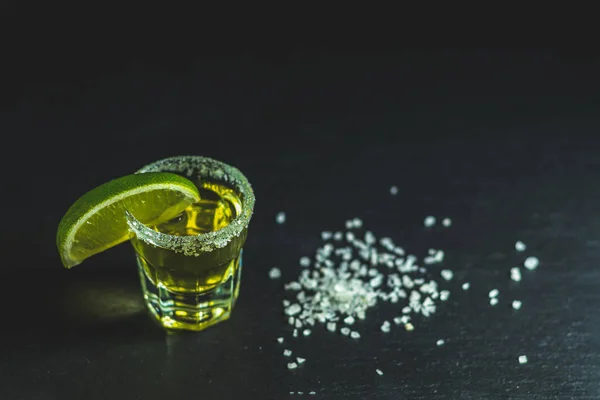 Tequila Oro Mexicano Con Cal Sal Superficie Mesa Piedra Negra — Foto de Stock