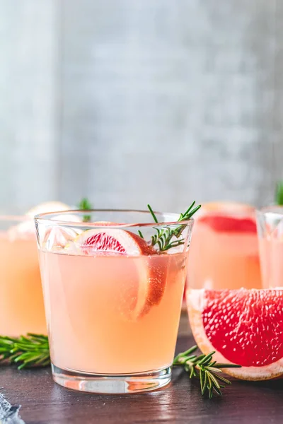 Čerstvé Růžové Alkoholický Koktejl Grapefruity Ledu Rozmarýnem Nápojového Skla Černou — Stock fotografie
