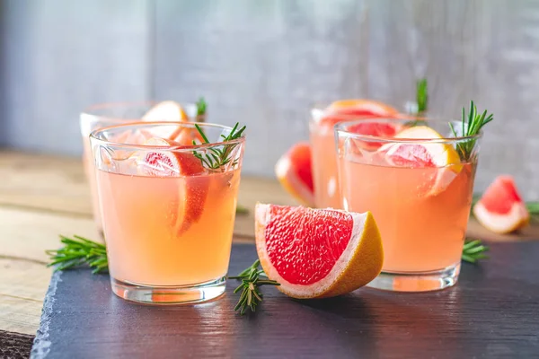 Fräsch Rosa Alkoholhaltiga Cocktail Med Grapefrukt Och Rosmarin Drink Glas — Stockfoto