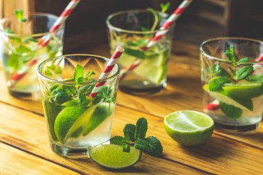 Taze alkollü kokteyl limon, buz ve nane, mojito bur bir rustik masa, seçici odak, sığ derinlik-in tarla içinde kokteyl ile.