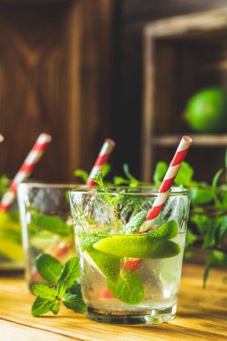 Mojito bur rustik bir tablo içinde kokteyl