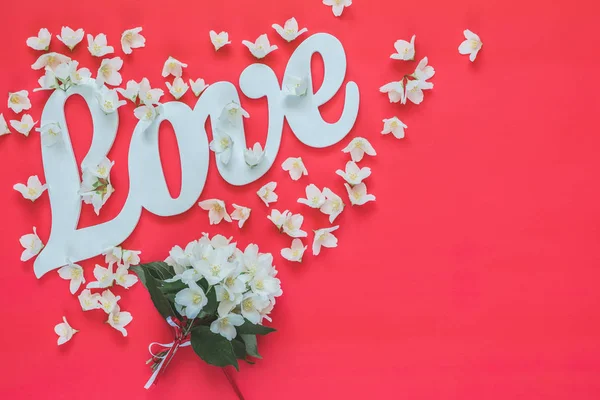 White Letters Forming Word Love Written Jasmine Flower Bouquet Pink — Stock Photo, Image