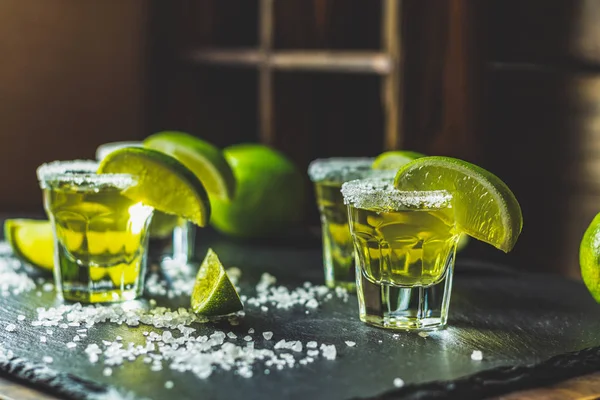Mexicaanse Gouden Tequila Shot Met Kalk Zout Zwarte Stenen Tafel — Stockfoto