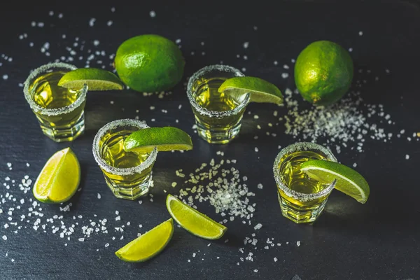 Mexikói Gold Tequila Mésszel Lövés Fekete Asztal Felülete Szelektív Összpontosít — Stock Fotó