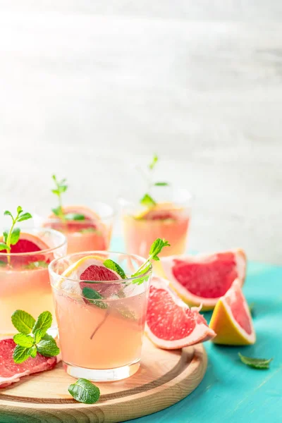 Fräsch Rosa Alkoholhaltiga Cocktail Med Grapefrukt Ice Och Mynta Drink — Stockfoto