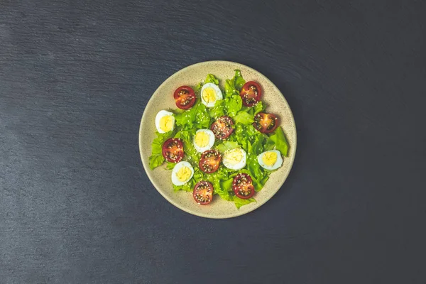 Frischer Gesunder Salat Mit Salat Wachteleiern Kirschtomaten Und Sesam Teller — Stockfoto