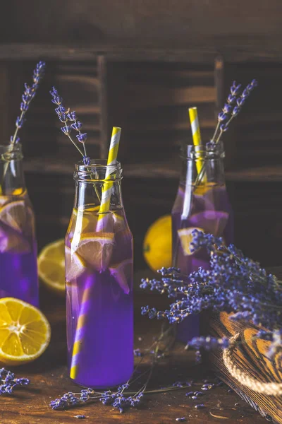 Frischer Veilchencocktail Mit Zitrone Eis Und Lavendellavandula Trinkflaschen Glas Auf — Stockfoto