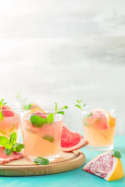 Cocktail Alcoólico Rosa Fresco Com Toranja Gelo Hortelã Copos Bebida — Fotografia de Stock