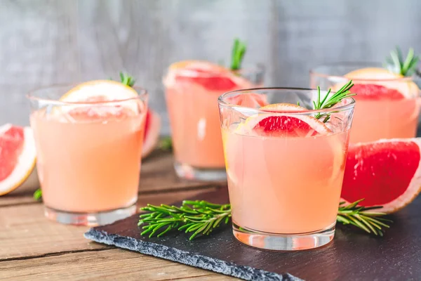 Cocktail Alcoólico Rosa Fresco Com Toranja Gelo Alecrim Copo Bebida — Fotografia de Stock