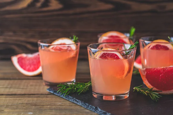 Friss Rózsaszín Alkoholos Koktél Grapefruit Jég Rozmaring Ital Üveg Fekete — Stock Fotó