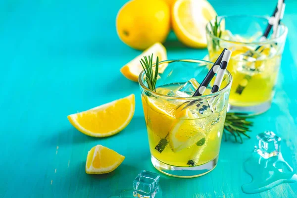 Лимонный Спирт Пить Коктейль Льдом Лимоном Розмарином Травы Синей Бирюзовой — стоковое фото