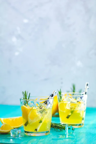 Zitronenalkoholcocktail Mit Eis Zitrone Und Rosmarinkraut Auf Einer Türkisfarbenen Tischoberfläche — Stockfoto