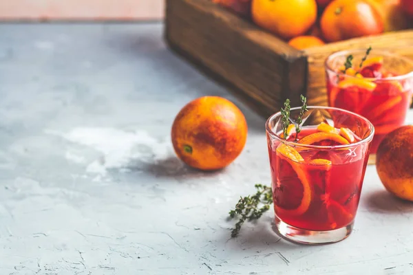 カンパリやスライス シチリア ブラッド オレンジと明るい灰色コンクリート背景コピー スパイス フィールドの浅い深さで新鮮な赤 オレンジ ジュースのカクテルのアルコール — ストック写真