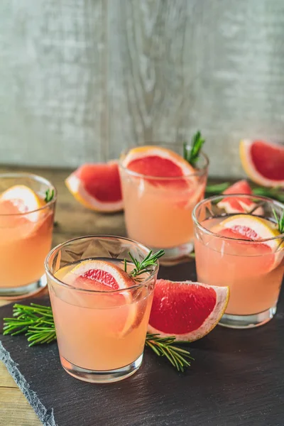 Cocktail Alcoólico Rosa Fresco Com Toranja Gelo Alecrim Copo Bebida — Fotografia de Stock