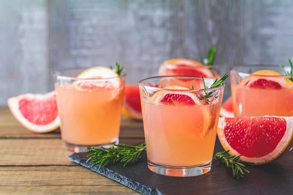 Friss Rózsaszín Alkoholos Koktél Grapefruit Jég Rozmaring Ital Üveg Fekete — Stock Fotó